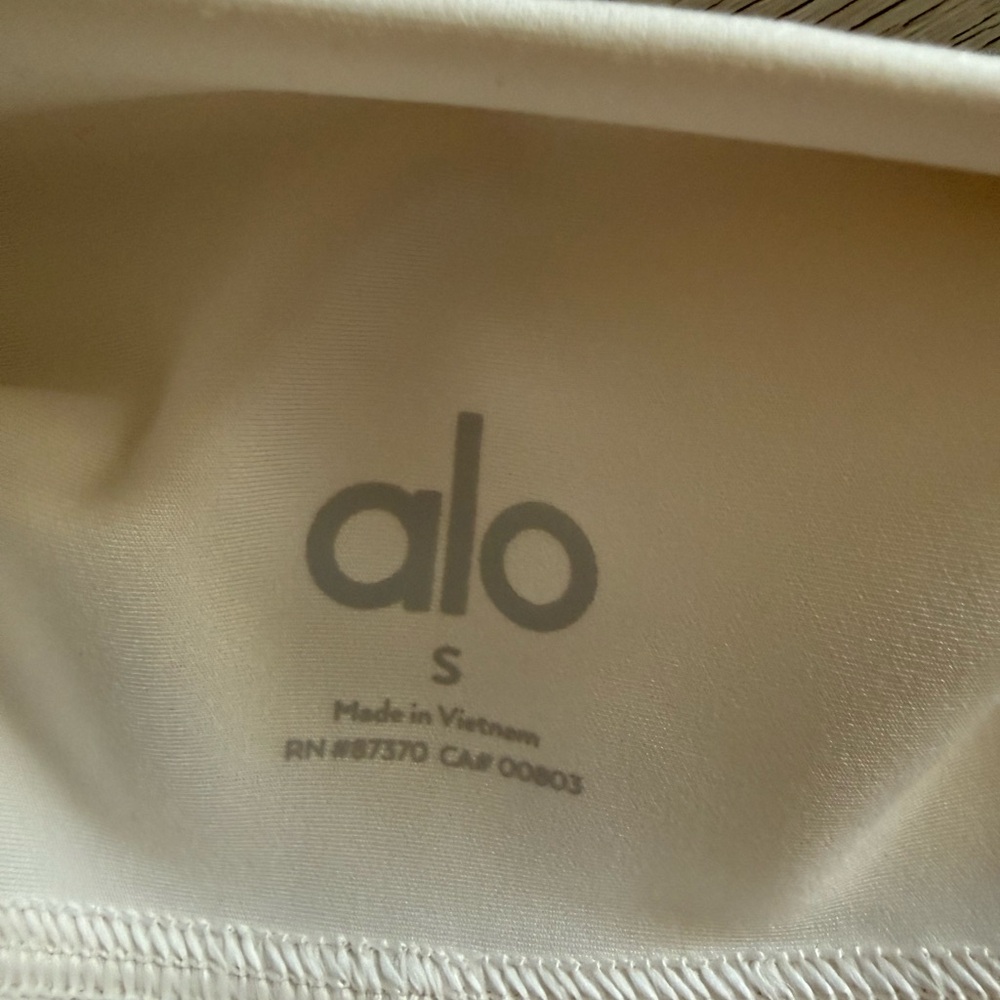 ALO Yoga Women's Cream Bike Shorts - Picture 4 of 4